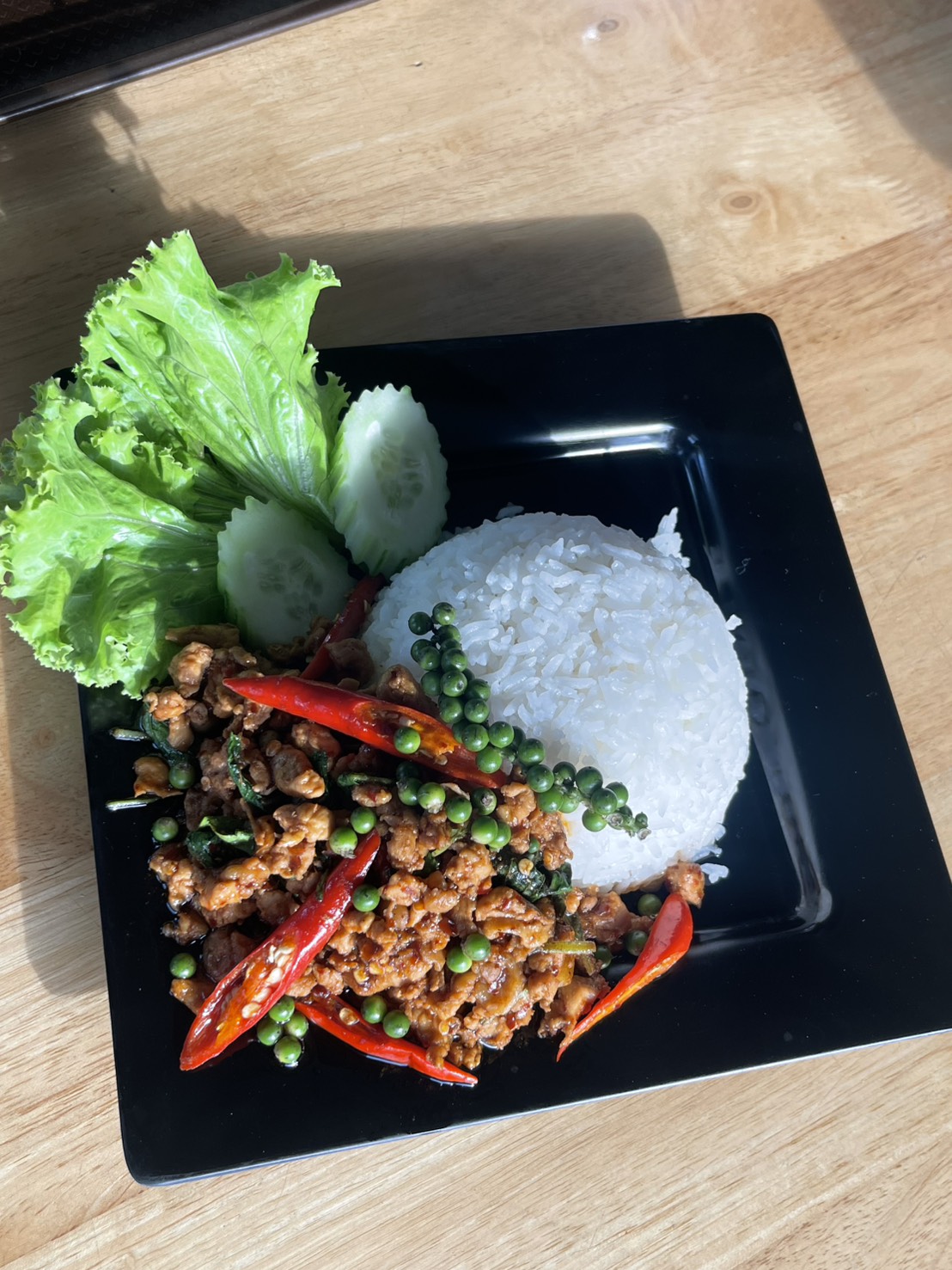 ไก่ผัดขี้เมาราดข้าว