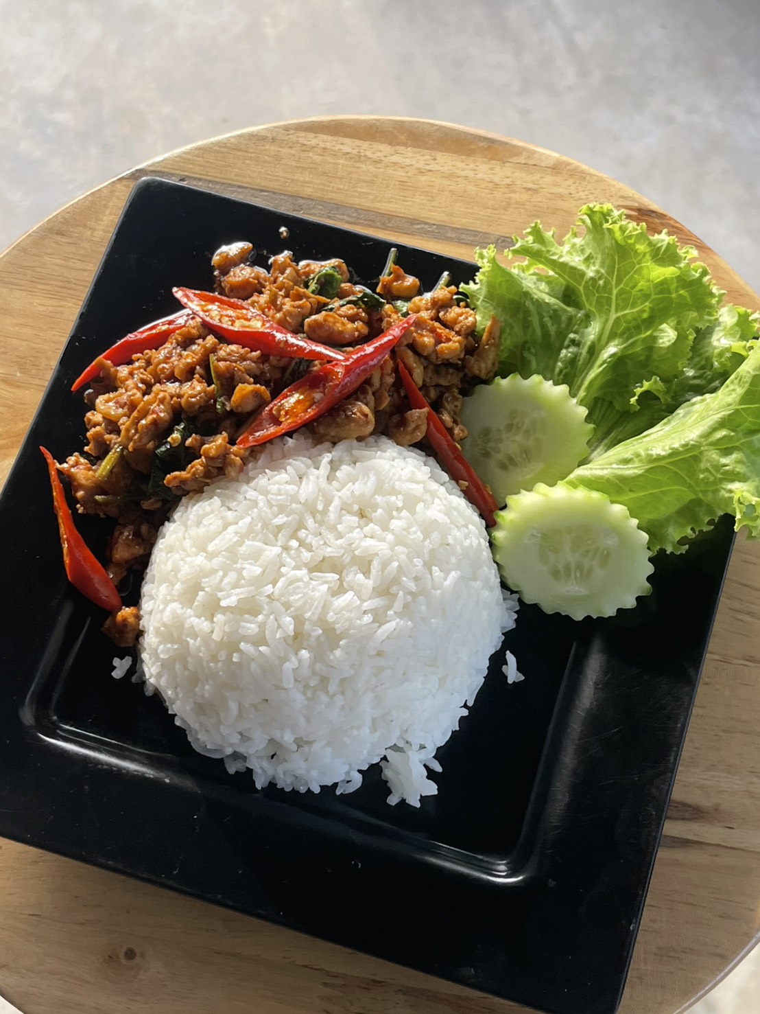 กระเพราหมูราดข้าว